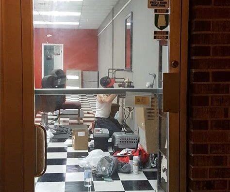 Boston's Off the Top – barbershop in Dothan, AL